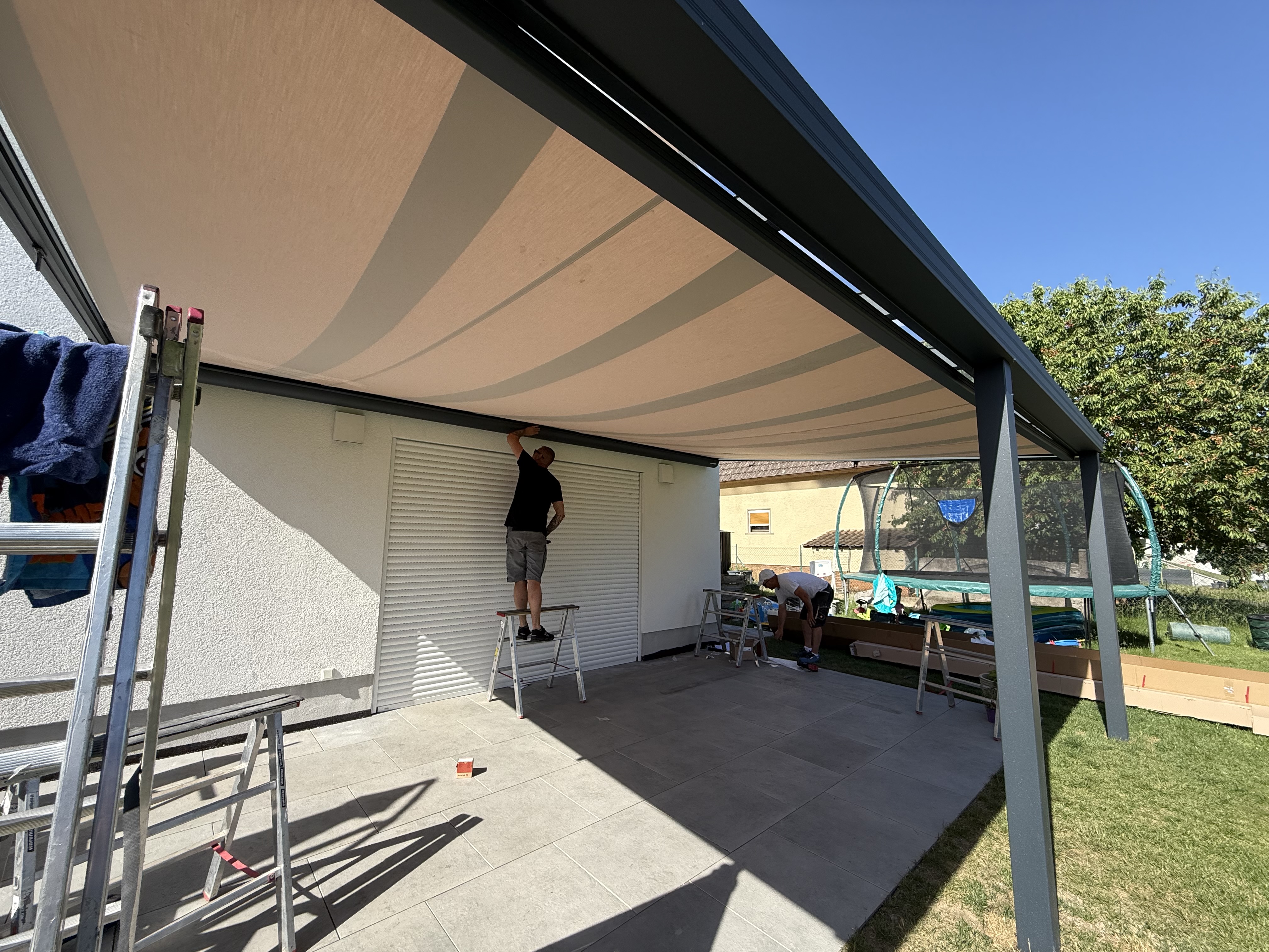 Sonnenschirm auf Terrasse